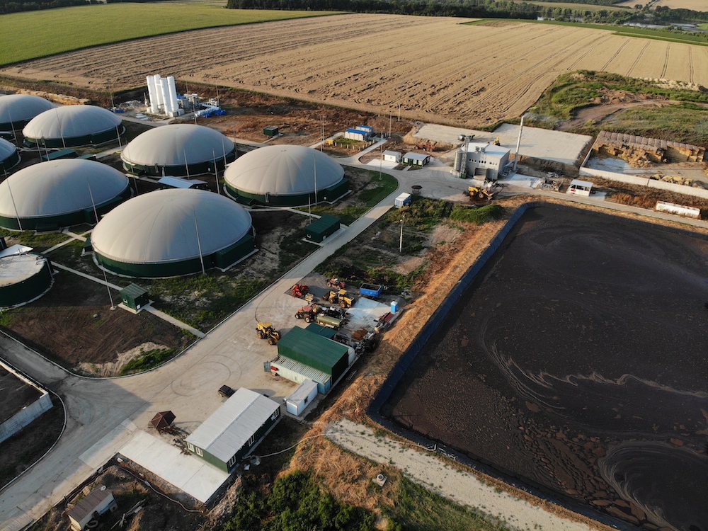 Ripresa aerea dell'impianto di biogas. Vista aerea dell'impianto di biogas e della fattoria nei campi verdi